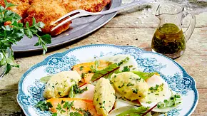 Mairübchen-Wildkräutersalat mit Nocken Rezept - Foto: LECKER @ Bauer Media Group Mairübchen-Wildkräutersalat mit Nocken Rezept - Foto: LECKER @ Bauer Media Group
