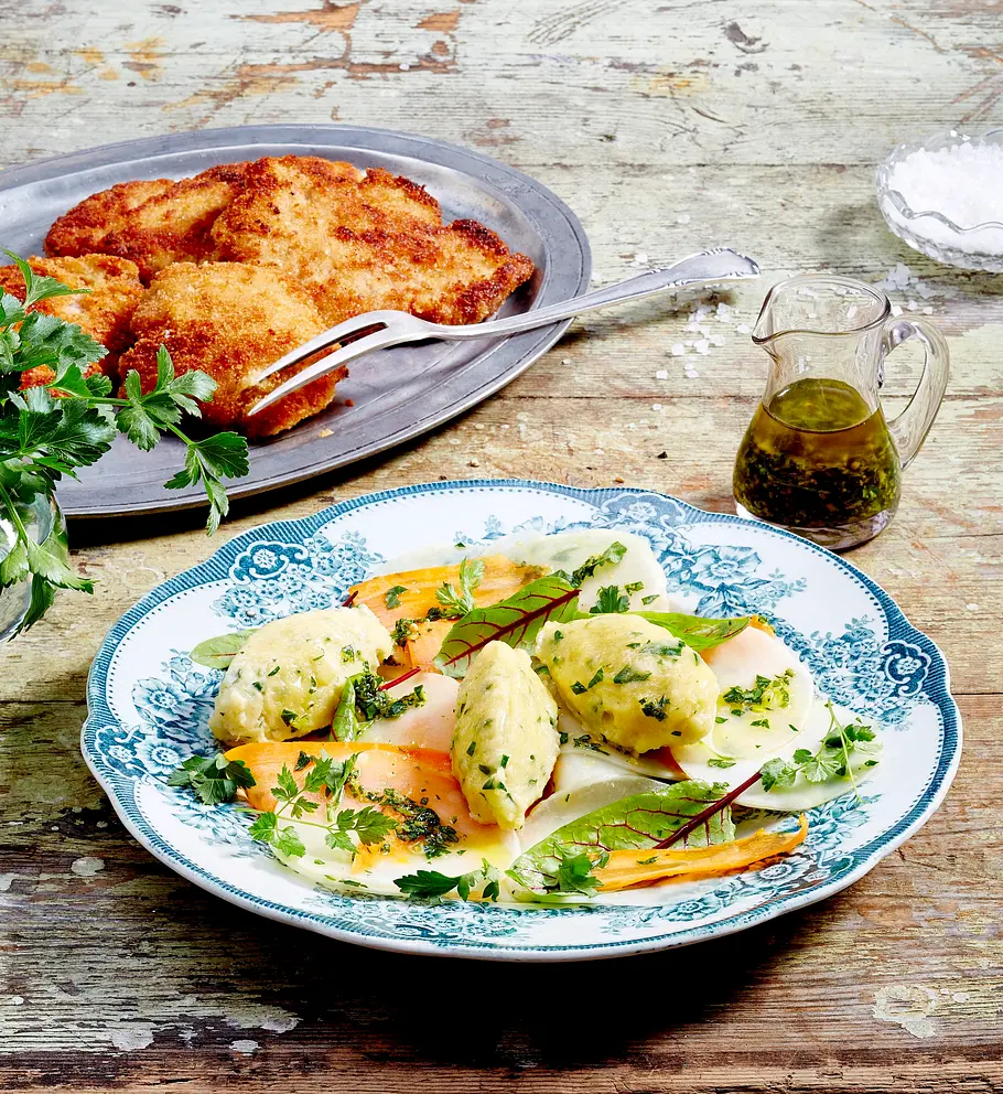 Mairübchen-Wildkräutersalat mit Nocken Rezept Mairübchen-Wildkräutersalat mit Nocken Rezept