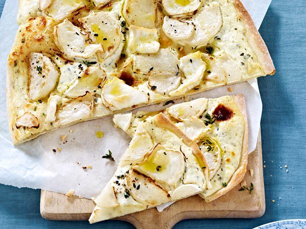 Mairübchen-Flammkuchen mit Thymian und Ziegenkäse Rezept Mairübchen-Flammkuchen mit Thymian und Ziegenkäse Rezept
