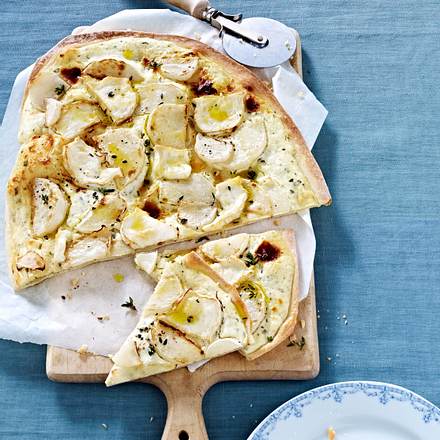 Mairübchen-Flammkuchen mit Thymian und Ziegenkäse Rezept