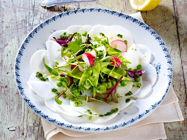 Mairübchen-Carpaccio mit Zuckerschotensalat und Petersilien-Öl Rezept Mairübchen-Carpaccio mit Zuckerschotensalat und Petersilien-Öl Rezept