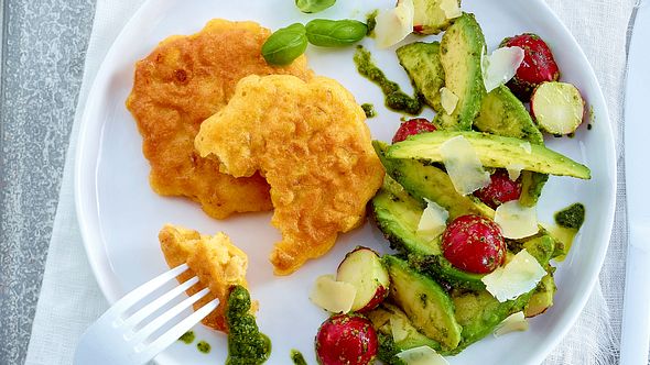 Mais-Fritters mit Avocadosalat Rezept - Foto: House of Food / Food Experts KG