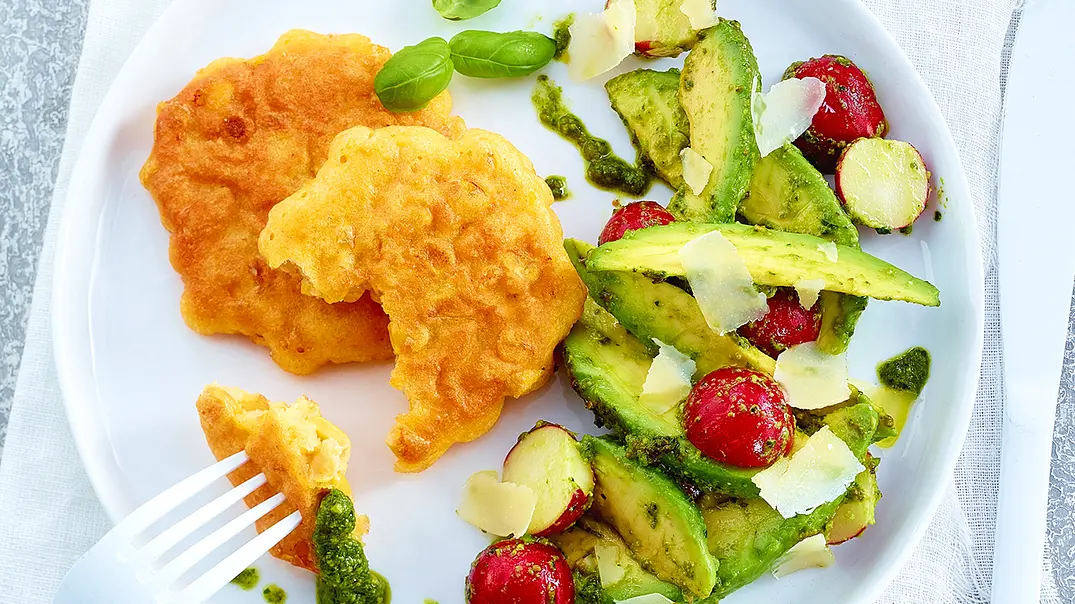 Mais-Fritters mit Avocadosalat Rezept - Foto: LECKER @ Bauer Media Group Mais-Fritters mit Avocadosalat Rezept - Foto: LECKER @ Bauer Media Group