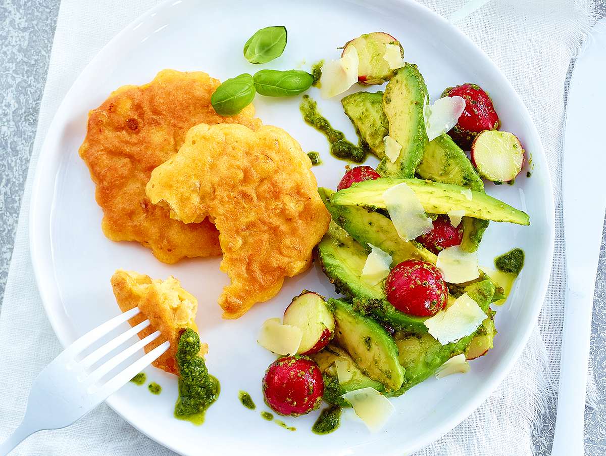 Mais-Fritters mit Avocadosalat Rezept