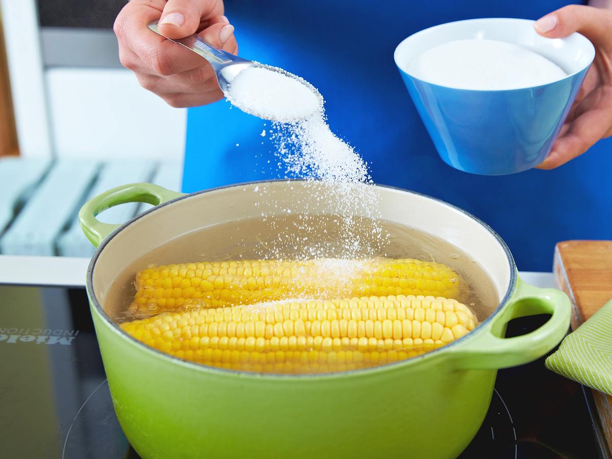 Mais in Salz- und Zuckerwasser kochen