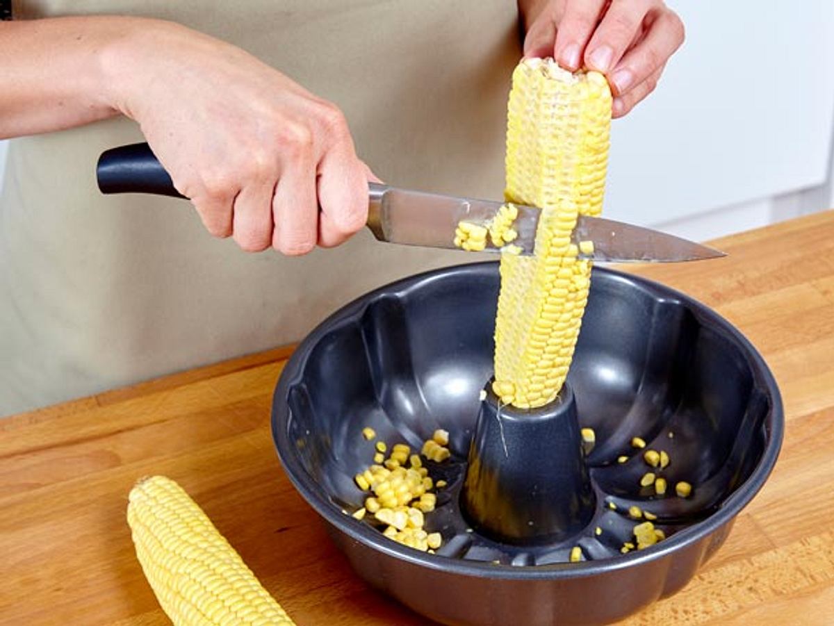 So können Sie Maiskörner ganz einfach vom Kolben schneiden.