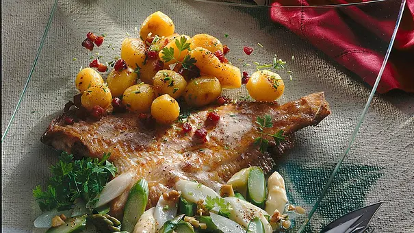 Maischolle mit Spargelsalat und Speckkartoffeln Rezept - Foto: LECKER @ Bauer Media Group Maischolle mit Spargelsalat und Speckkartoffeln Rezept - Foto: LECKER @ Bauer Media Group