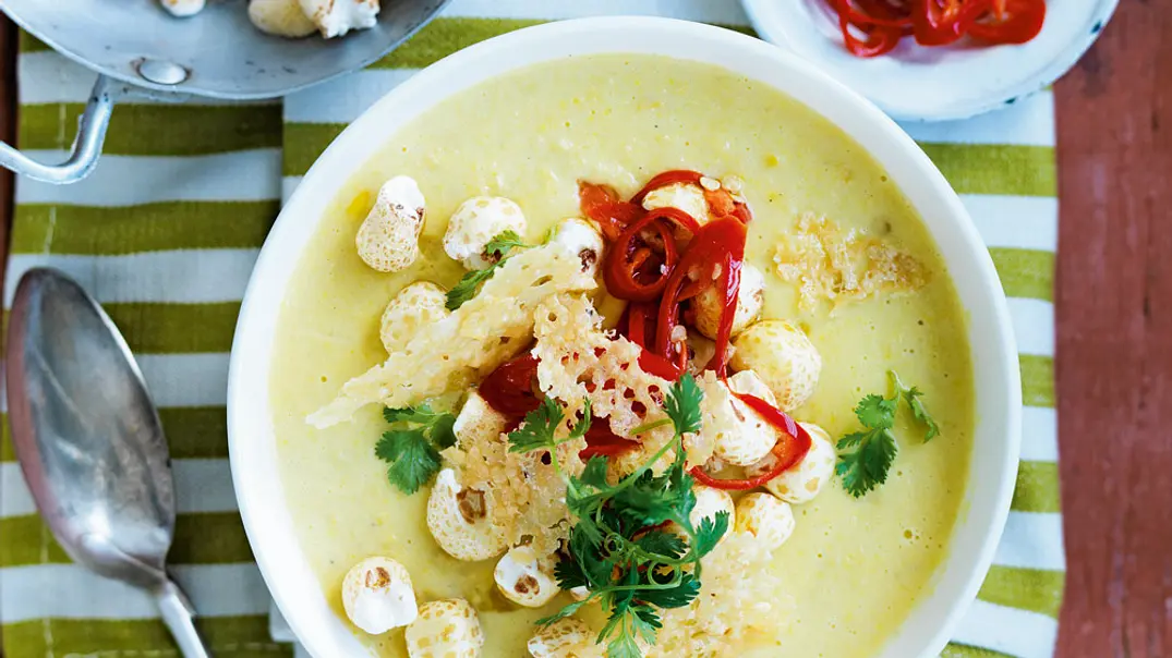 Maiscremesuppe mit Peperoni und Parmesanchips Rezept - Foto: LECKER @ Bauer Media Group Maiscremesuppe mit Peperoni und Parmesanchips Rezept - Foto: LECKER @ Bauer Media Group