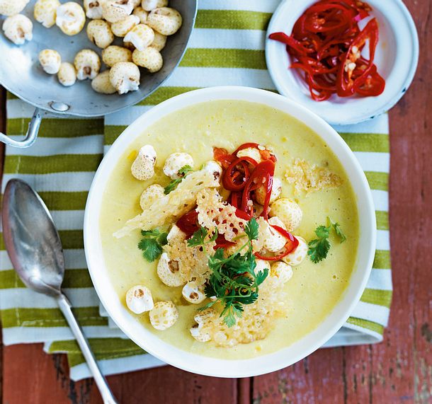 Maiscremesuppe mit Peperoni und Parmesanchips Rezept Maiscremesuppe mit Peperoni und Parmesanchips Rezept
