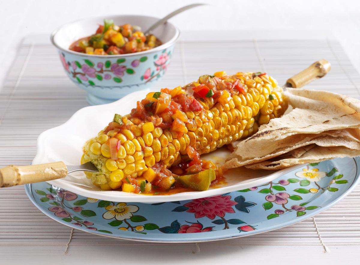 Maiskolben mit Gemüsesalsa und Fladenbrot Rezept