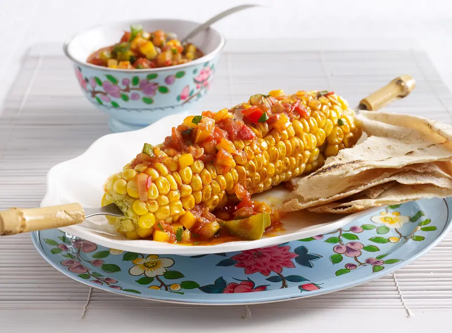 Maiskolben mit Gemüsesalsa und Fladenbrot Rezept Maiskolben mit Gemüsesalsa und Fladenbrot Rezept