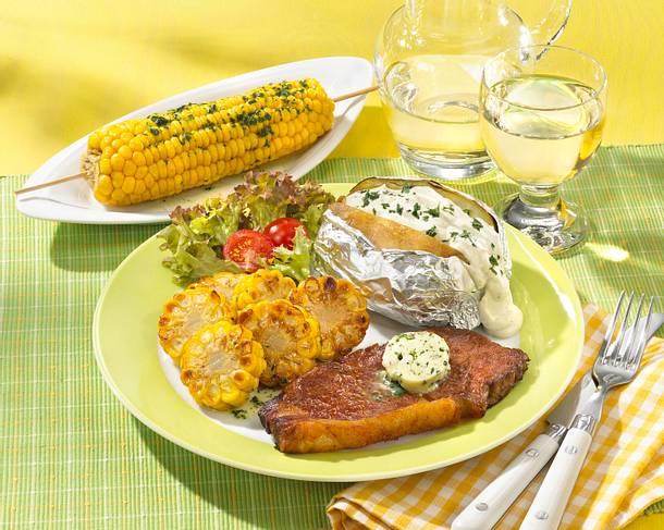 Maiskolben mit Steaks und Ofenkartoffeln Rezept Maiskolben mit Steaks und Ofenkartoffeln Rezept