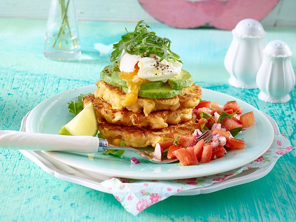 Maispuffer-Türmchen mit Avocado und pochiertem Ei Rezept Maispuffer-Türmchen mit Avocado und pochiertem Ei Rezept