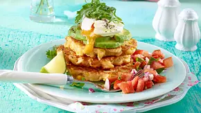 Maispuffer-Türmchen mit Avocado und pochiertem Ei Rezept - Foto: LECKER @ Bauer Media Group Maispuffer-Türmchen mit Avocado und pochiertem Ei Rezept - Foto: LECKER @ Bauer Media Group