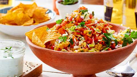 Maissaalat mit Joghurtdressing, frischer Petersilie und Tortillachips - Foto: House of Food / Bauer Food Experts KG