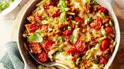 Makkaroni al Forno in einer Backform mit Servierlöffel und frischem Basikilum - Foto: House of Food / Bauer Food Experts KG