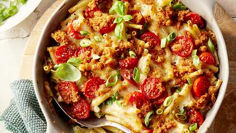 Makkaroni al Forno in einer Backform mit Servierlöffel und frischem Basikilum - Foto: House of Food / Bauer Food Experts KG