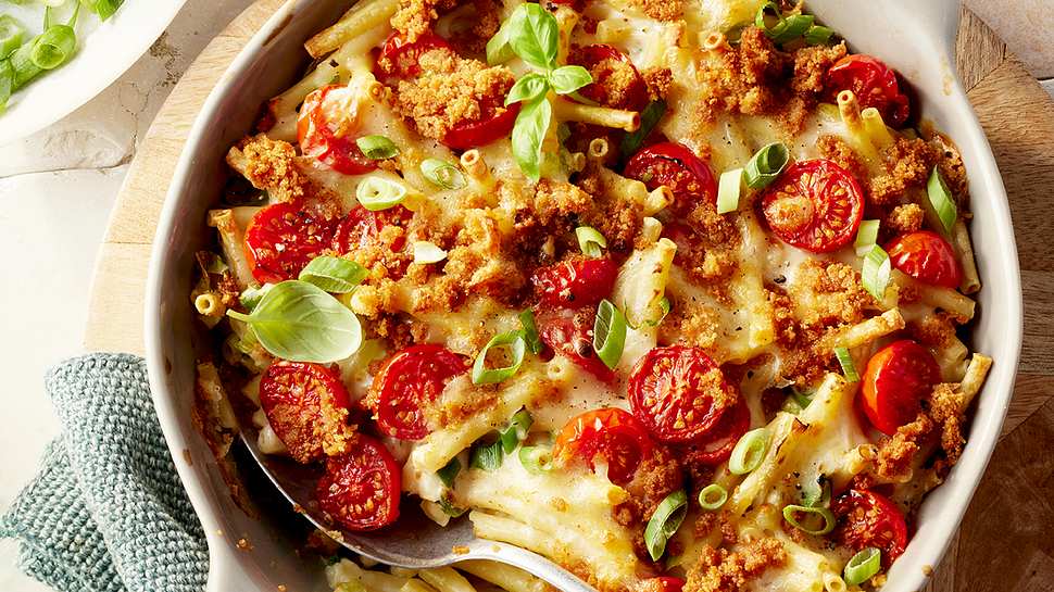 Makkaroni al Forno in einer Backform mit Servierlöffel und frischem Basikilum - Foto: House of Food / Bauer Food Experts KG