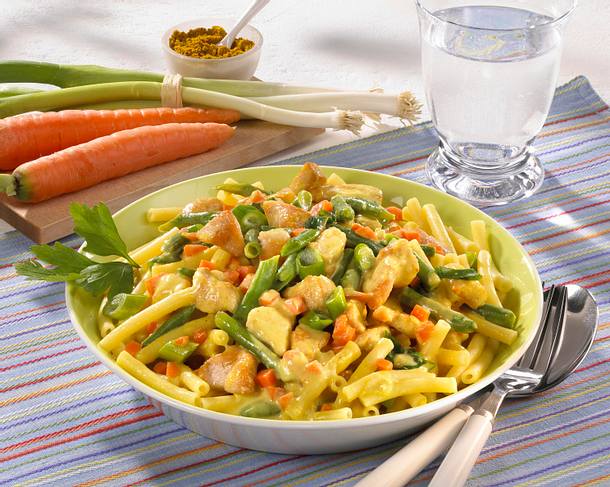 Makkaroni mit Geflügel-Currysoße Rezept Makkaroni mit Geflügel-Currysoße Rezept