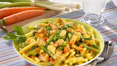 Makkaroni mit Geflügel-Currysoße Rezept - Foto: LECKER @ Bauer Media Group