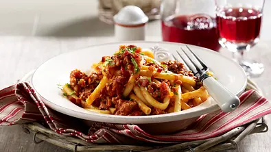 Makkaroni mit Hack-Speck-Tomatensoße (a la Amatriciana) Rezept - Foto: LECKER @ Bauer Media Group