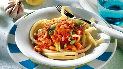 Makkaroni mit Meeresfrüchte-Tomatensauce Rezept - Foto: LECKER @ Bauer Media Group