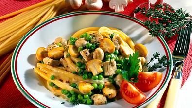 Makkaroni mit Puten-Käsesahnesoße Rezept - Foto: LECKER @ Bauer Media Group