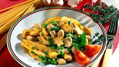 Makkaroni mit Puten-Käsesahnesoße Rezept - Foto: LECKER @ Bauer Media Group