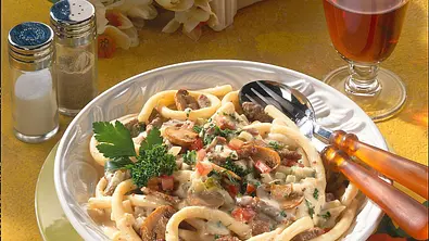 Makkaroni mit Schweinefilet-Soße Typ Stroganoff Rezept - Foto: LECKER @ Bauer Media Group
