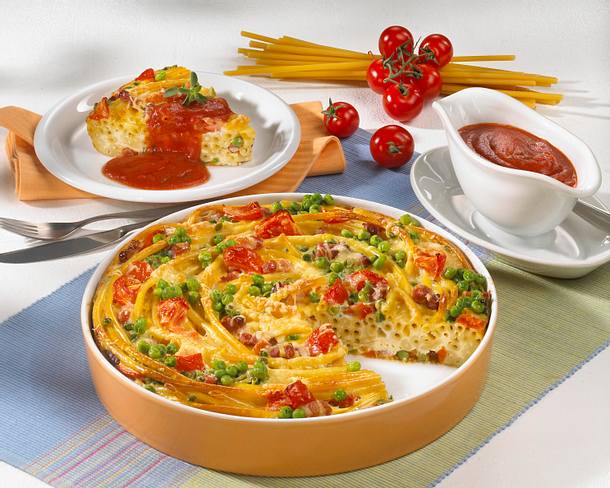 Makkaroni-Torte mit Erbsen, Tomaten und Speck Rezept Makkaroni-Torte mit Erbsen, Tomaten und Speck Rezept