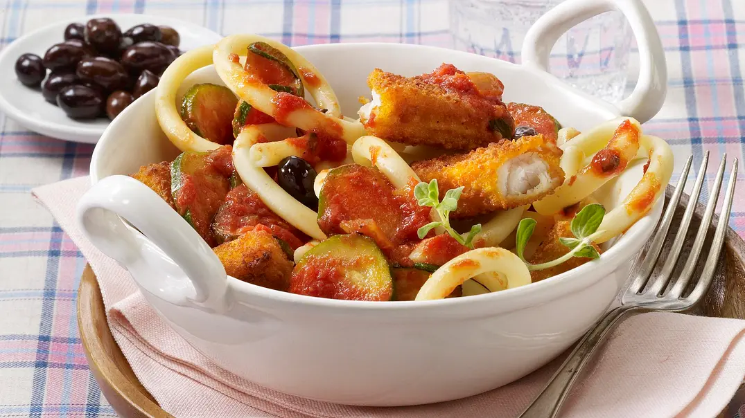 Makkaroni zu Fischstäbchen-Tomatensoße Rezept - Foto: LECKER @ Bauer Media Group Makkaroni zu Fischstäbchen-Tomatensoße Rezept - Foto: LECKER @ Bauer Media Group