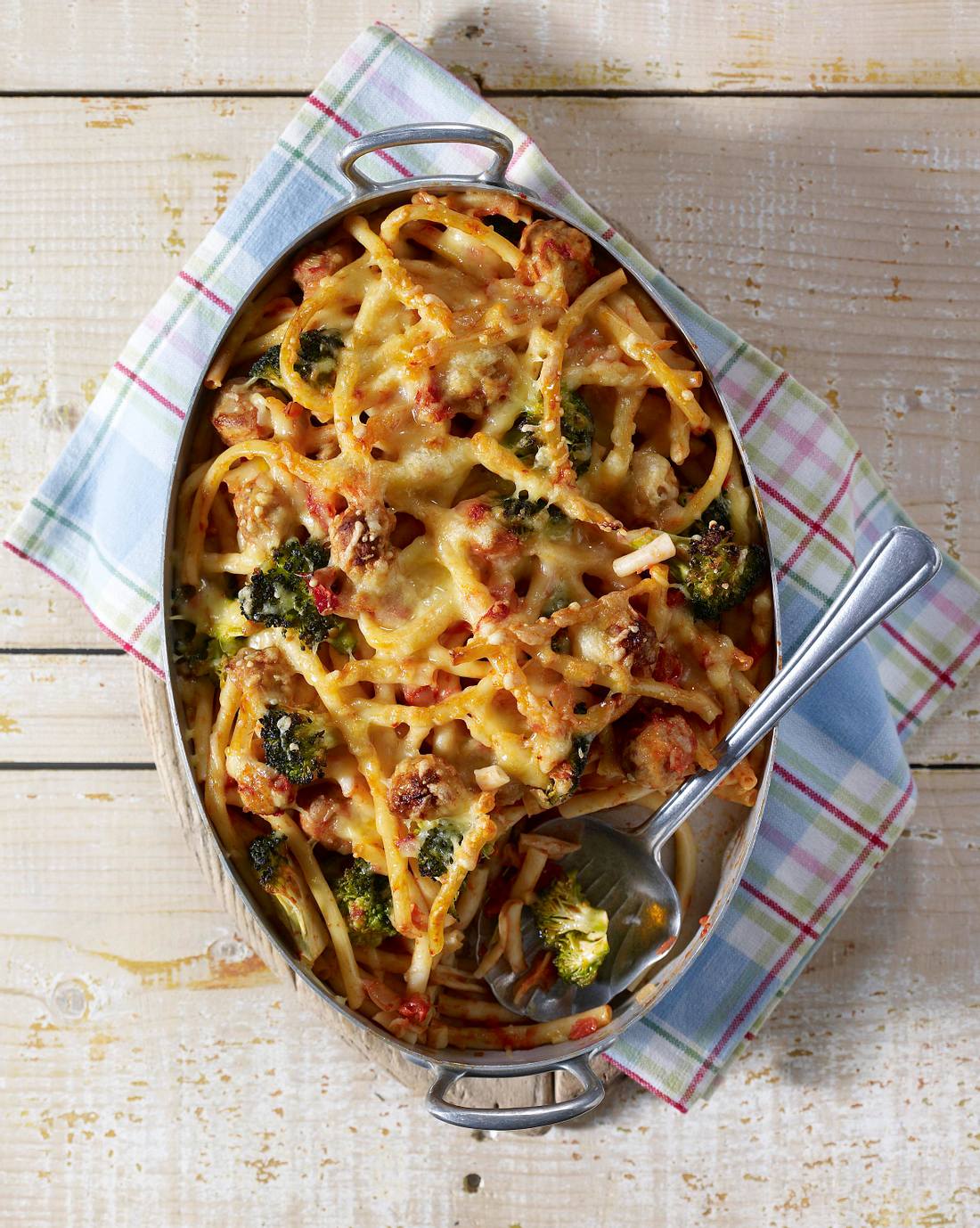 Makkaroniauflauf mit Brätklößchen und Broccoli in Tomatensoße Rezept ...