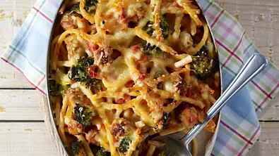 Makkaroniauflauf mit Brätklößchen und Broccoli in Tomatensoße Rezept - Foto: LECKER @ Bauer Media Group