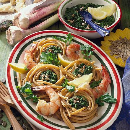 Makkaroninester mit Rauke-Pesto und Garnelen Rezept Makkaroninester mit Rauke-Pesto und Garnelen Rezept
