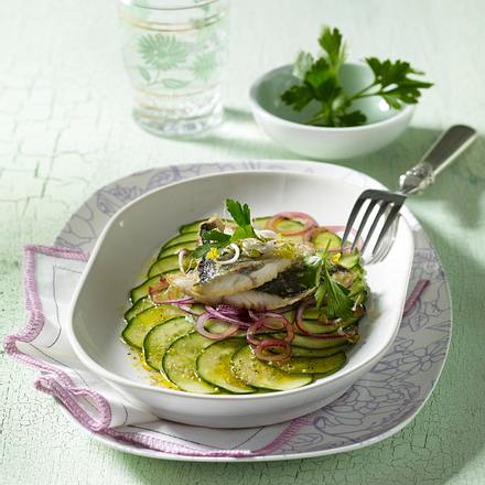Makrelenfilet auf Gurken-Carpaccio Rezept Makrelenfilet auf Gurken-Carpaccio Rezept