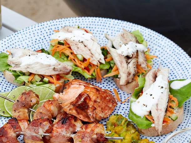 Makrelenhappen mit buntem Salat Rezept