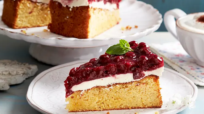 Mallorquinischer Mandelkuchen mit Kirschmascarpone Rezept - Foto: LECKER @ Bauer Media Group Mallorquinischer Mandelkuchen mit Kirschmascarpone Rezept - Foto: LECKER @ Bauer Media Group