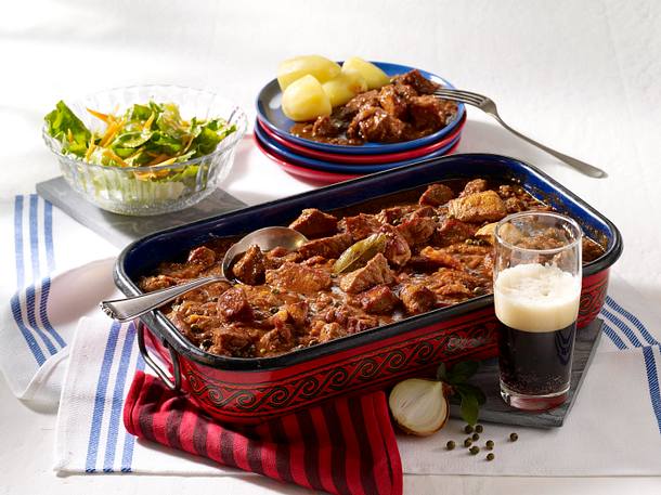 Malzbier-Gulasch mit Kartoffeln Rezept Malzbier-Gulasch mit Kartoffeln Rezept