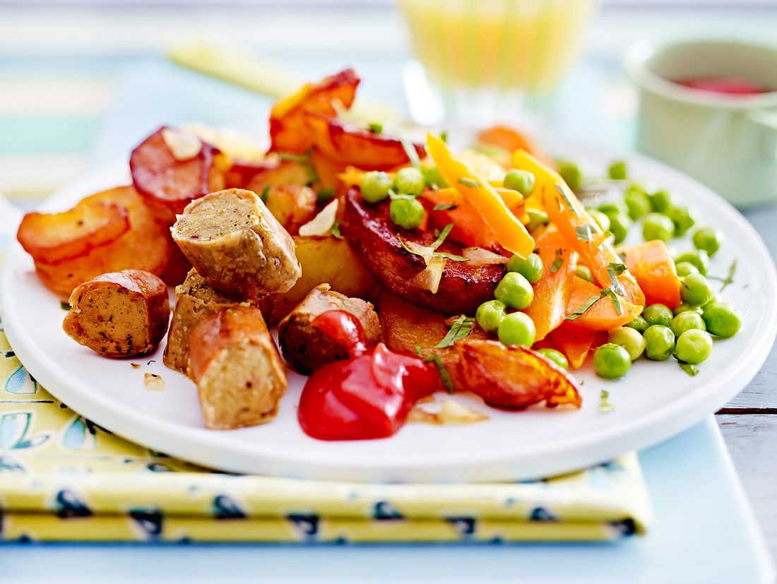 Mamas Bratkartoffeln mit Erbsen, Möhren & Würstchen Rezept Mamas Bratkartoffeln mit Erbsen, Möhren & Würstchen Rezept