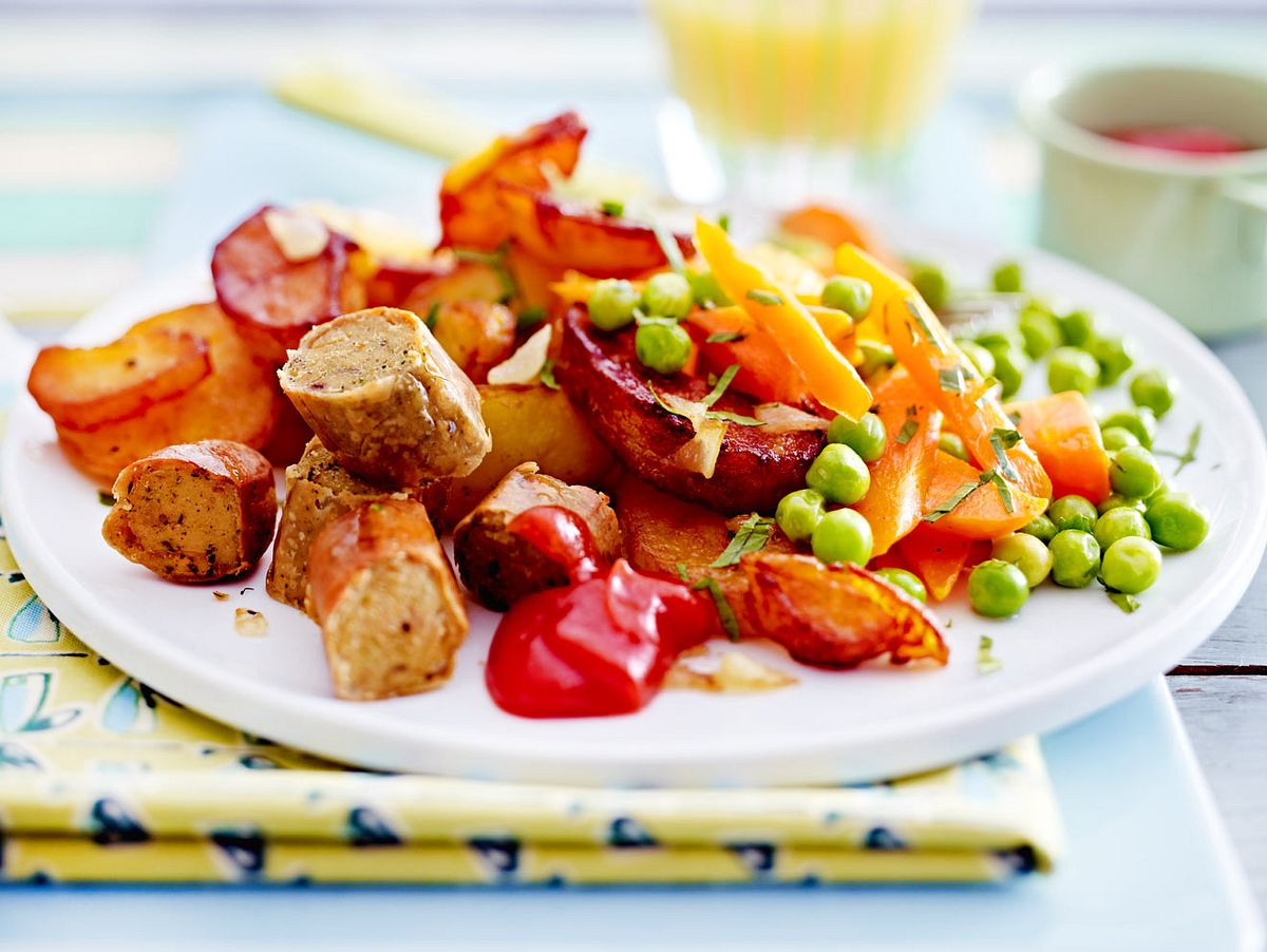 Mamas Bratkartoffeln mit Erbsen, Möhren & Würstchen Rezept