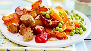 Mamas Bratkartoffeln mit Erbsen, Möhren & Würstchen Rezept - Foto: LECKER @ Bauer Media Group Mamas Bratkartoffeln mit Erbsen, Möhren & Würstchen Rezept - Foto: LECKER @ Bauer Media Group