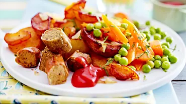 Mamas Bratkartoffeln mit Erbsen, Möhren & Würstchen Rezept - Foto: LECKER @ Bauer Media Group Mamas Bratkartoffeln mit Erbsen, Möhren & Würstchen Rezept - Foto: LECKER @ Bauer Media Group