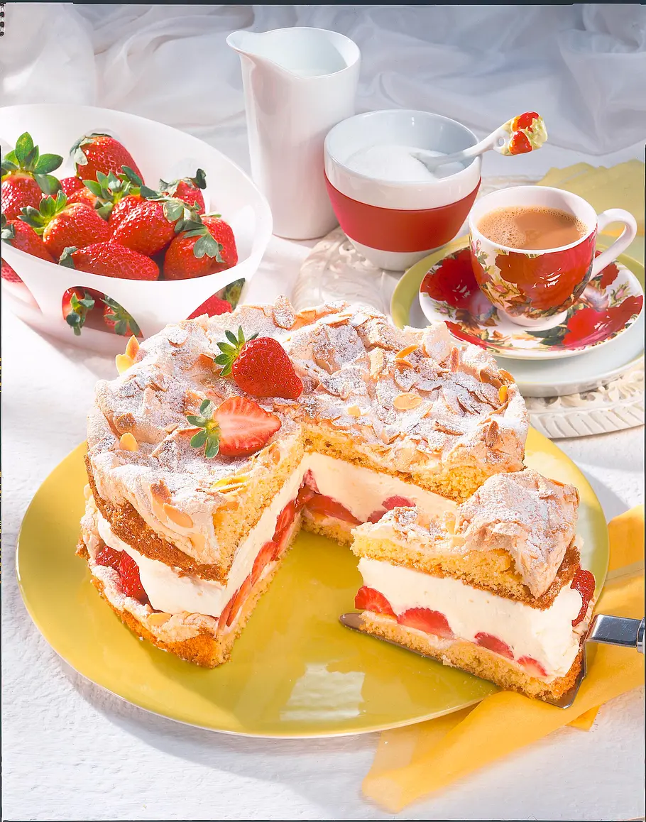 Mandel-Baiser-Torte mit Erdbeeren Rezept