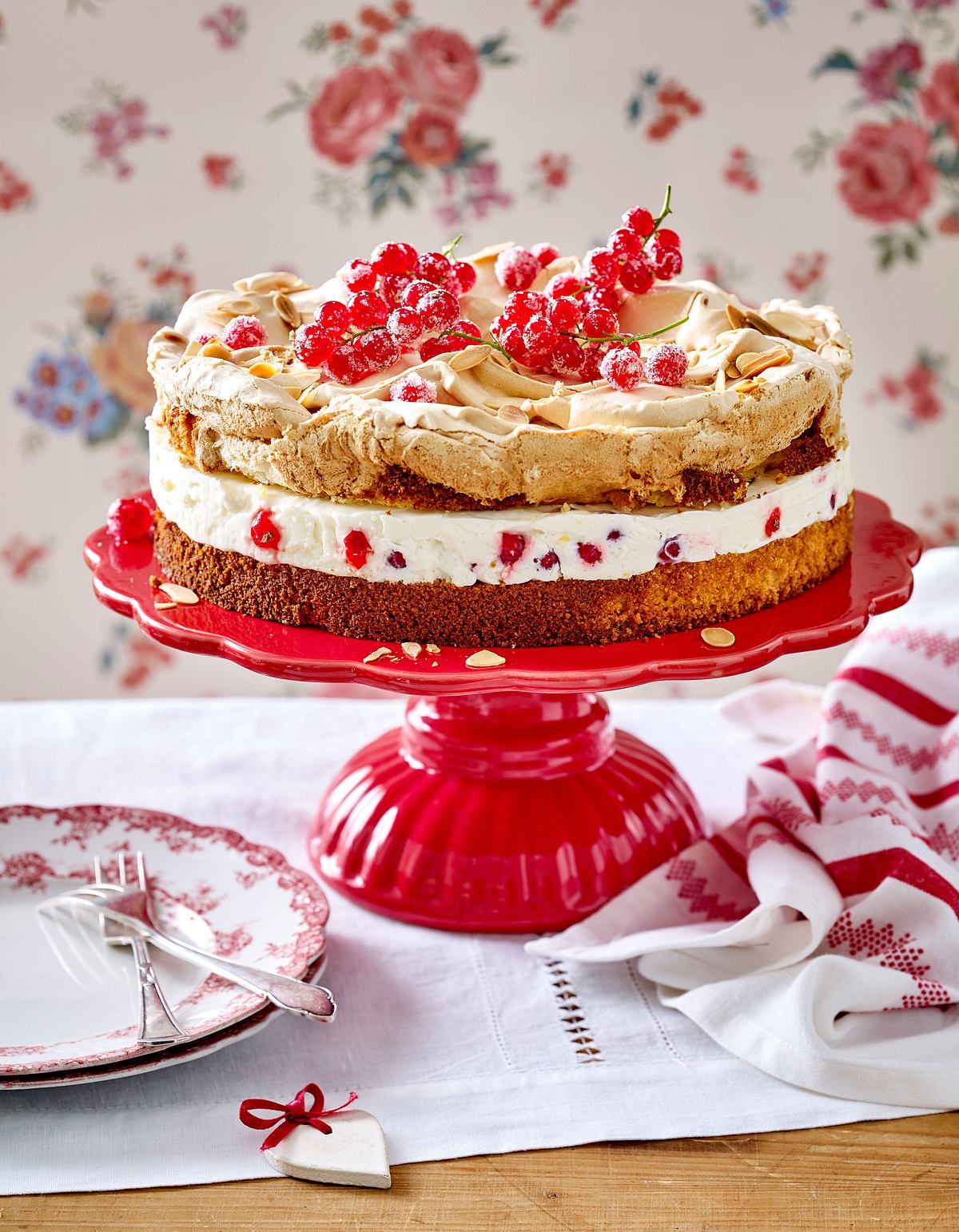 Mandel-Baiser-Torte mit Johannisbeer-Zitronencreme  Rezept