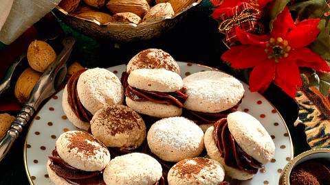 Mandel-Baiser-Tropfen mit Schokoladencreme Rezept - Foto: Neckermann