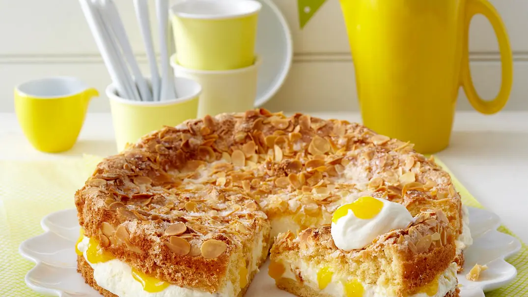 Mandel-Becherkuchen mit Zitronencreme Rezept - Foto: LECKER @ Bauer Media Group Mandel-Becherkuchen mit Zitronencreme Rezept - Foto: LECKER @ Bauer Media Group