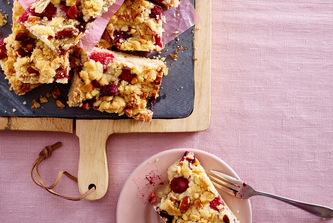 Mandel-Beeren-Streuselkuchen Rezept | LECKER