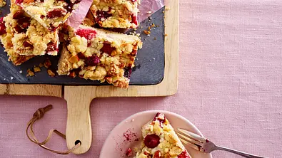 Mandel-Beeren-Streuselkuchen Rezept - Foto: LECKER @ Bauer Media Group