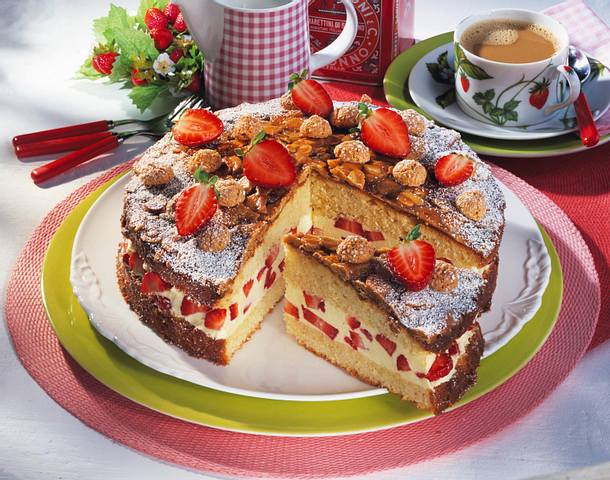 Mandel-Bienenstich mit Erdbeeren Rezept Mandel-Bienenstich mit Erdbeeren Rezept