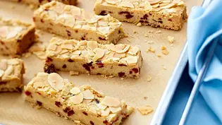 Mandel-Cranberry-Shortbread Rezept - Foto: LECKER @ Bauer Media Group Mandel-Cranberry-Shortbread Rezept - Foto: LECKER @ Bauer Media Group